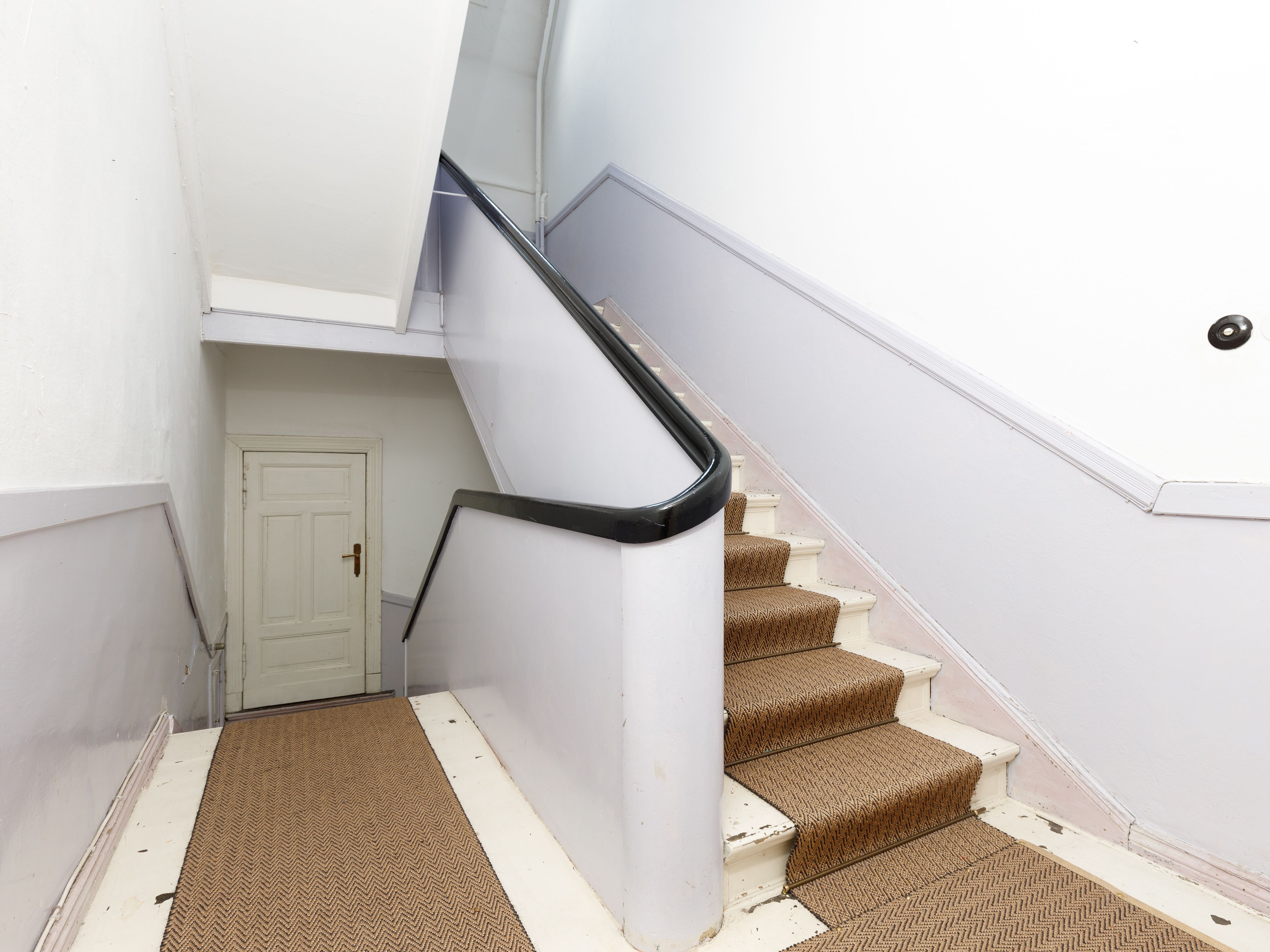 Gepflegter Eingangsbereich mit Wendeltreppe 