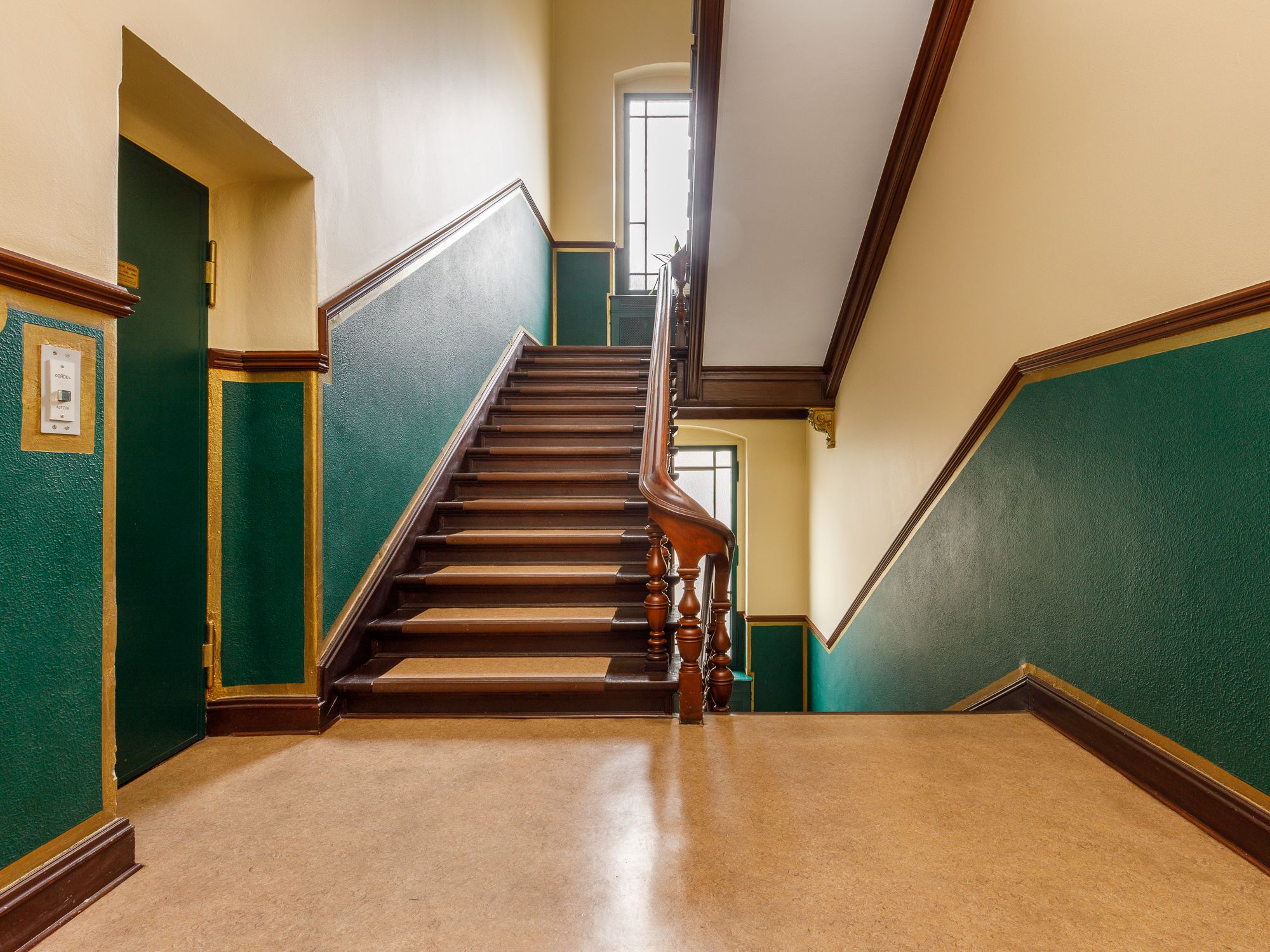 Gepflegtes Treppenhaus mit Linoleumfußboden 