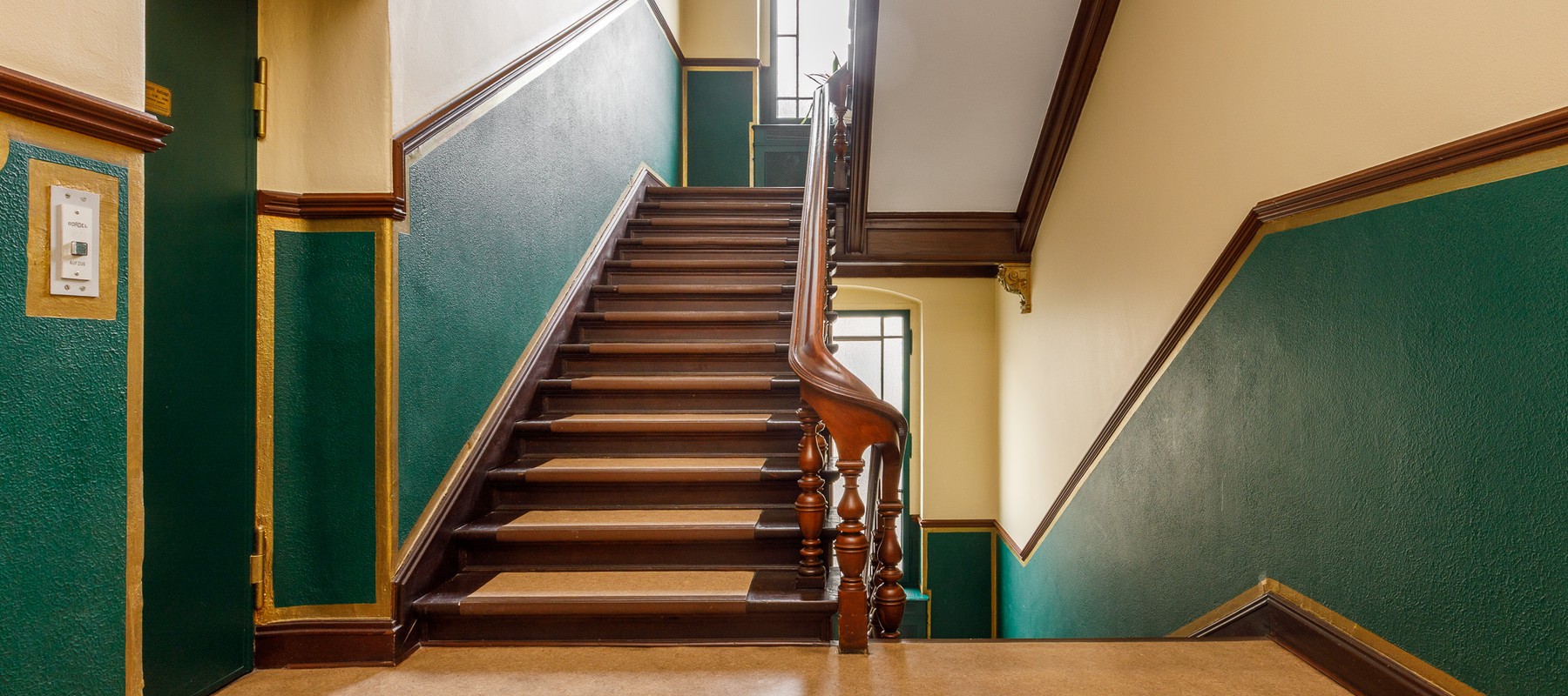 Gepflegtes Treppenhaus mit Linoleumfußboden Gepflegtes Treppenhaus mit Linoleumfußboden