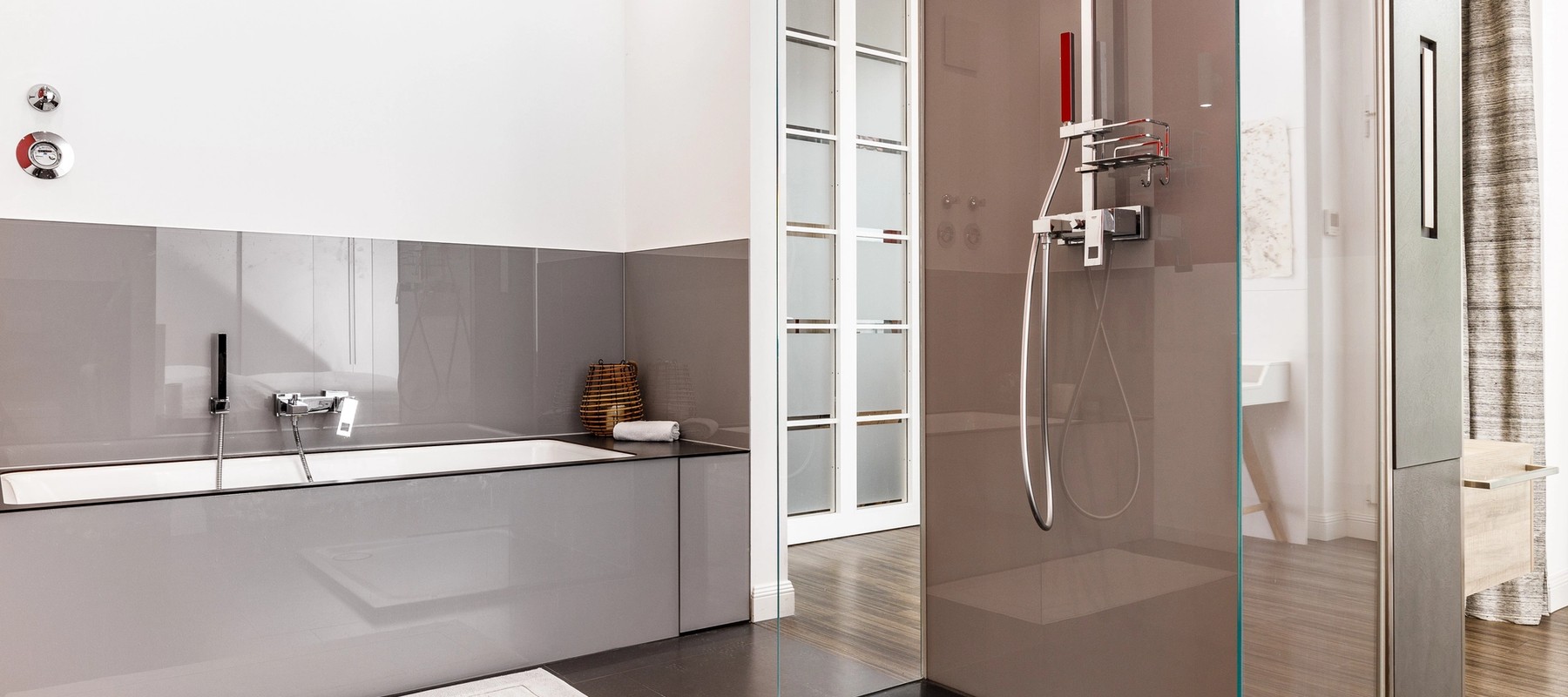 Modernes Vollbad mit walk-in Rainshower Modernes Vollbad mit walk-in Rainshower