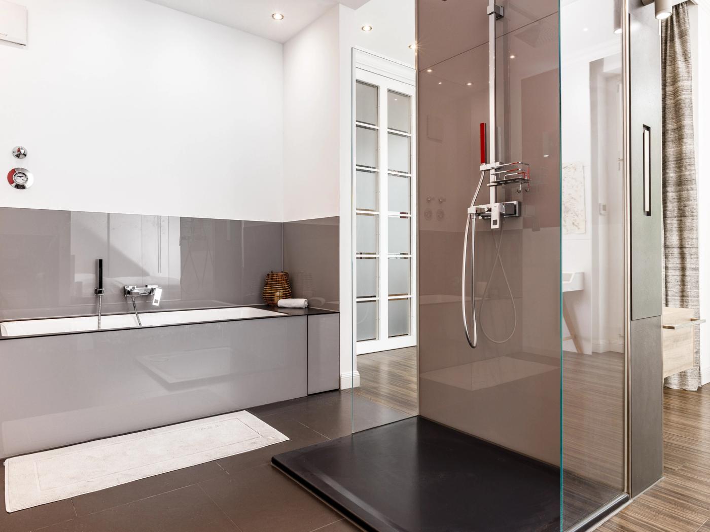 Modernes Vollbad mit walk-in Rainshower Modernes Vollbad mit walk-in Rainshower