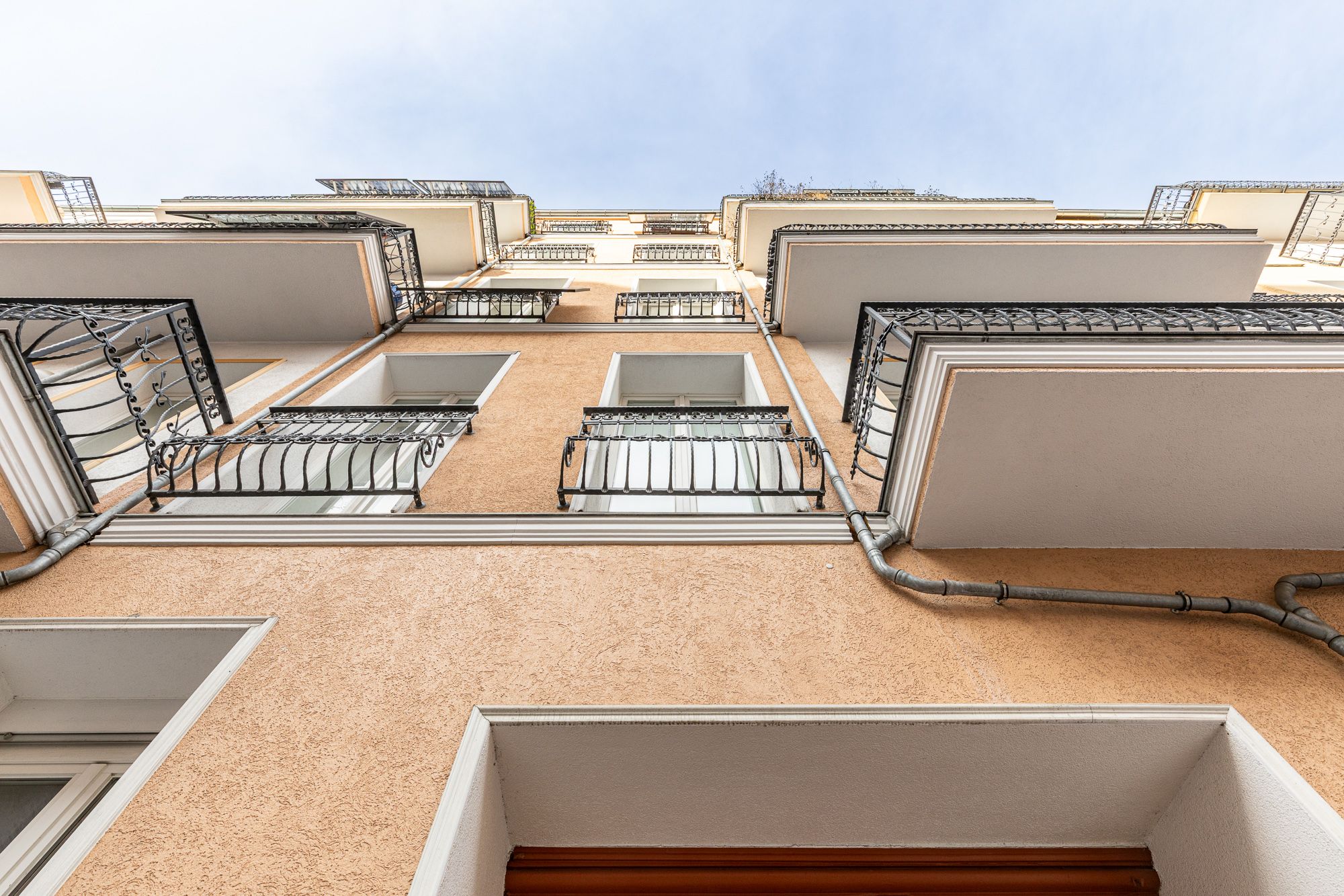 Ansicht der Fassade mit Balkonen 