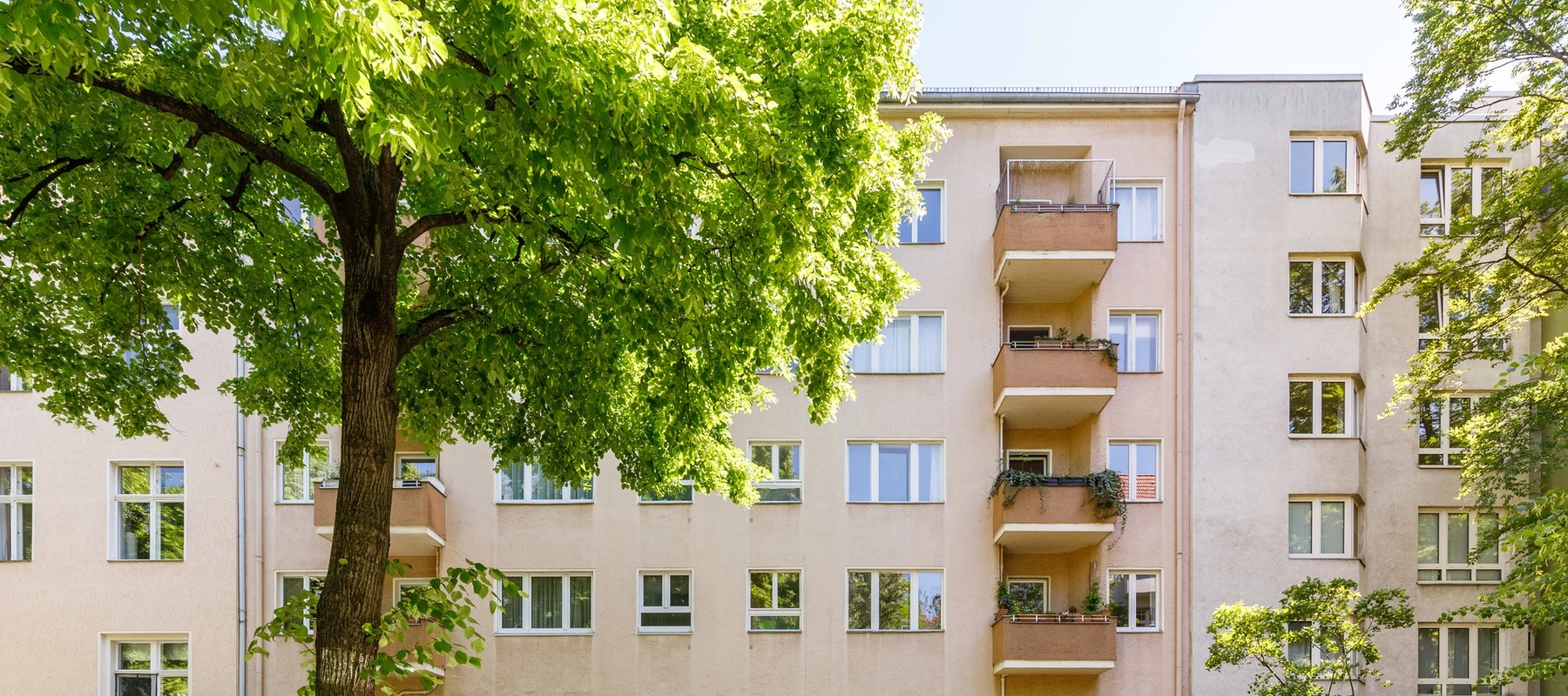 Blick auf das Wohnhaus von der ruhigen Straße Blick auf das Wohnhaus von der ruhigen Straße