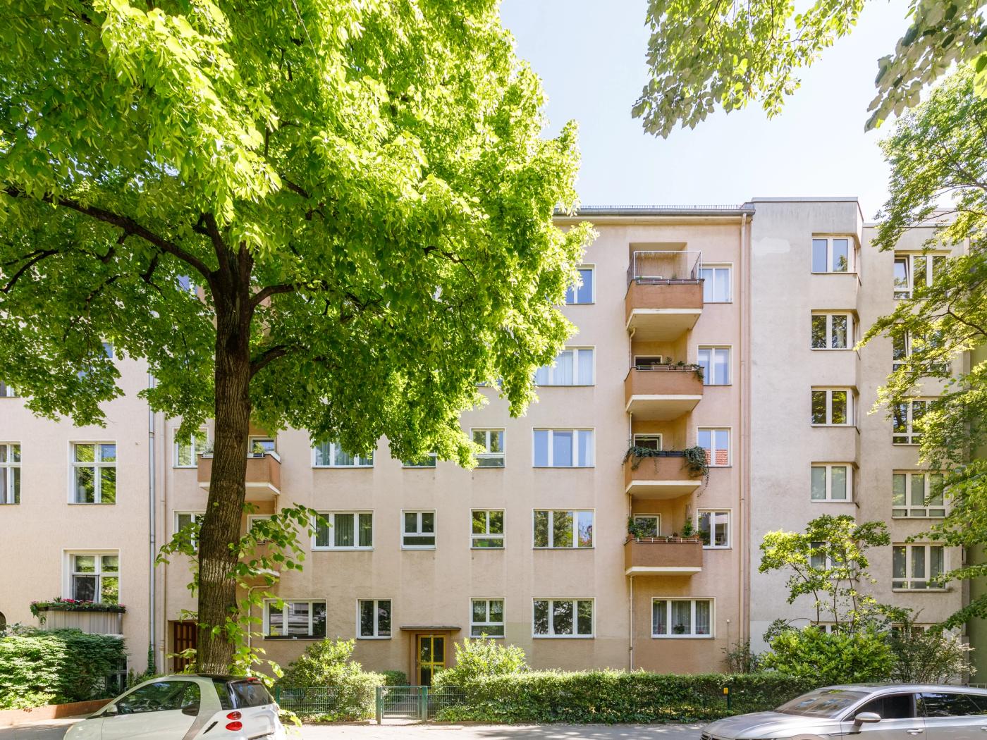 Blick auf das Wohnhaus von der ruhigen Straße Blick auf das Wohnhaus von der ruhigen Straße