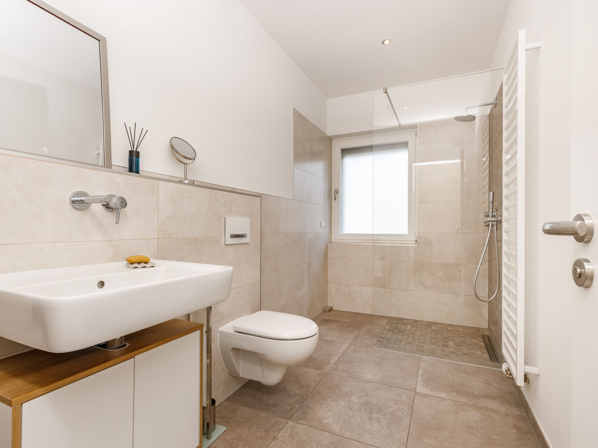 Gäste-Duschbad mit Regendusche 