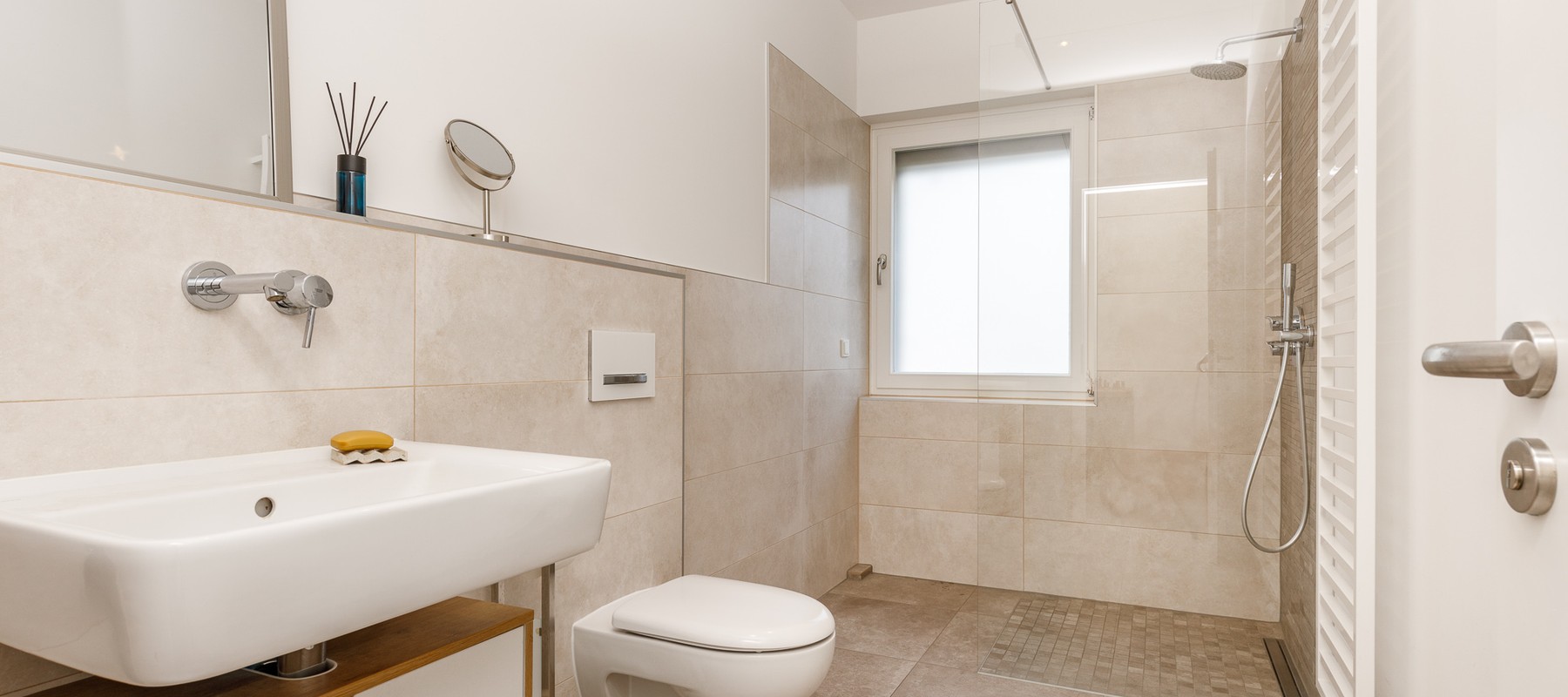 Gäste-Duschbad mit Regendusche Gäste-Duschbad mit Regendusche