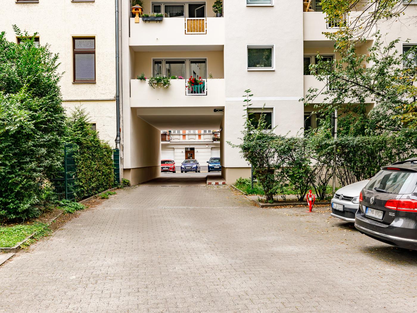 Innenhof mit Parkplatzmöglichkeiten  Innenhof mit Parkplatzmöglichkeiten