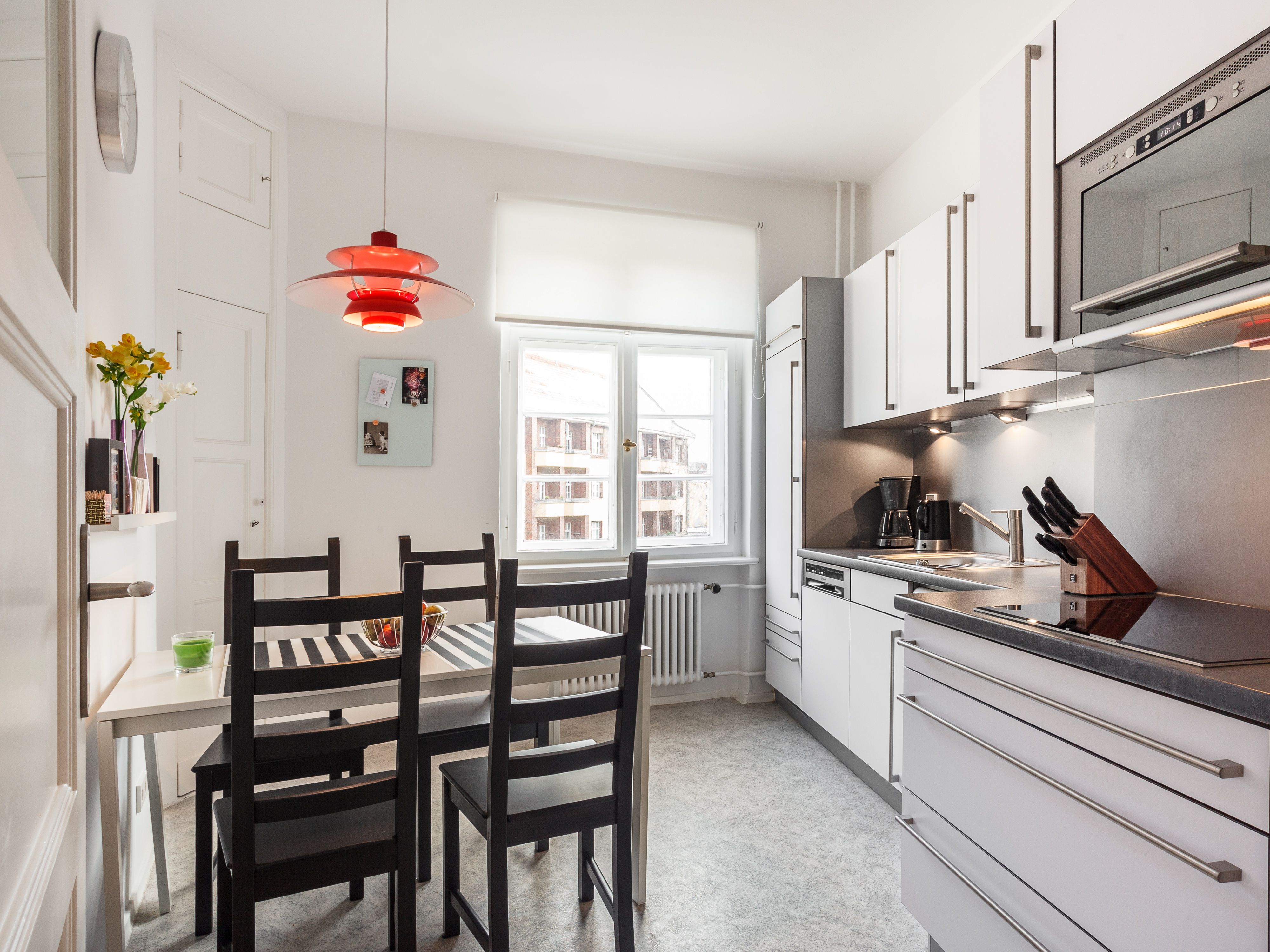 Küchenbereich mit modernen Einbauten 