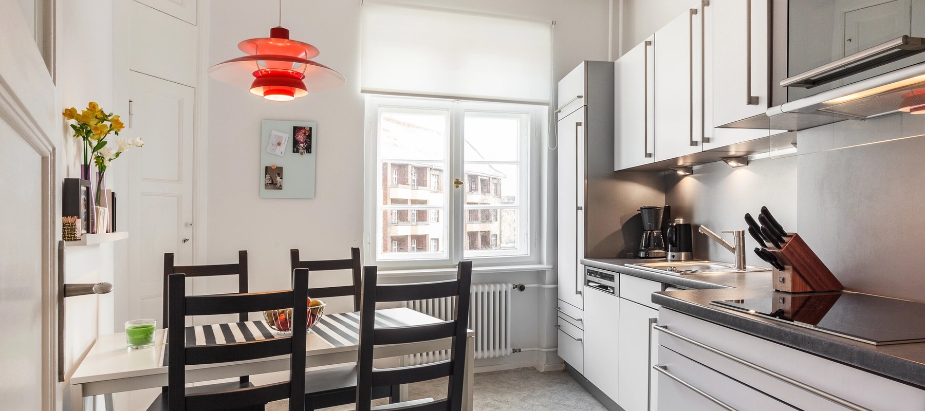 Küchenbereich mit modernen Einbauten Küchenbereich mit modernen Einbauten