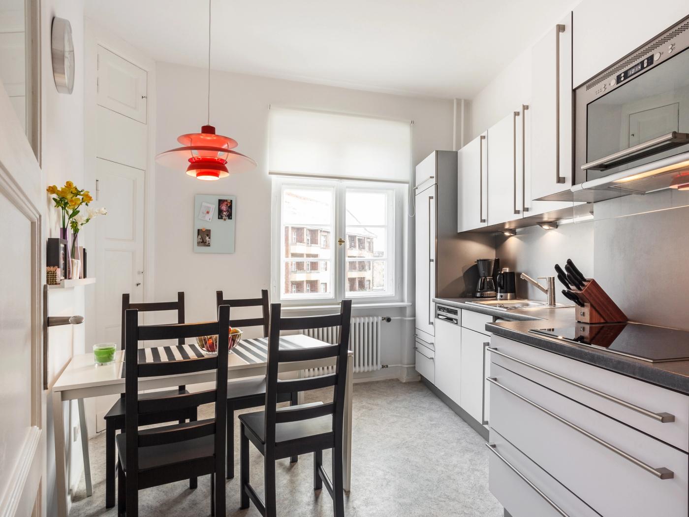 Küchenbereich mit modernen Einbauten Küchenbereich mit modernen Einbauten