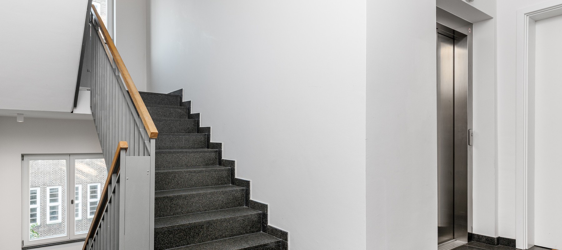 Stilvolles Treppenhaus mit Aufzug Stilvolles Treppenhaus mit Aufzug
