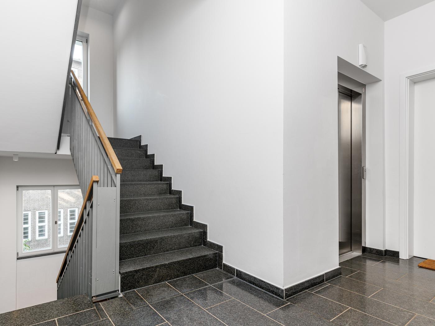 Stilvolles Treppenhaus mit Aufzug Stilvolles Treppenhaus mit Aufzug