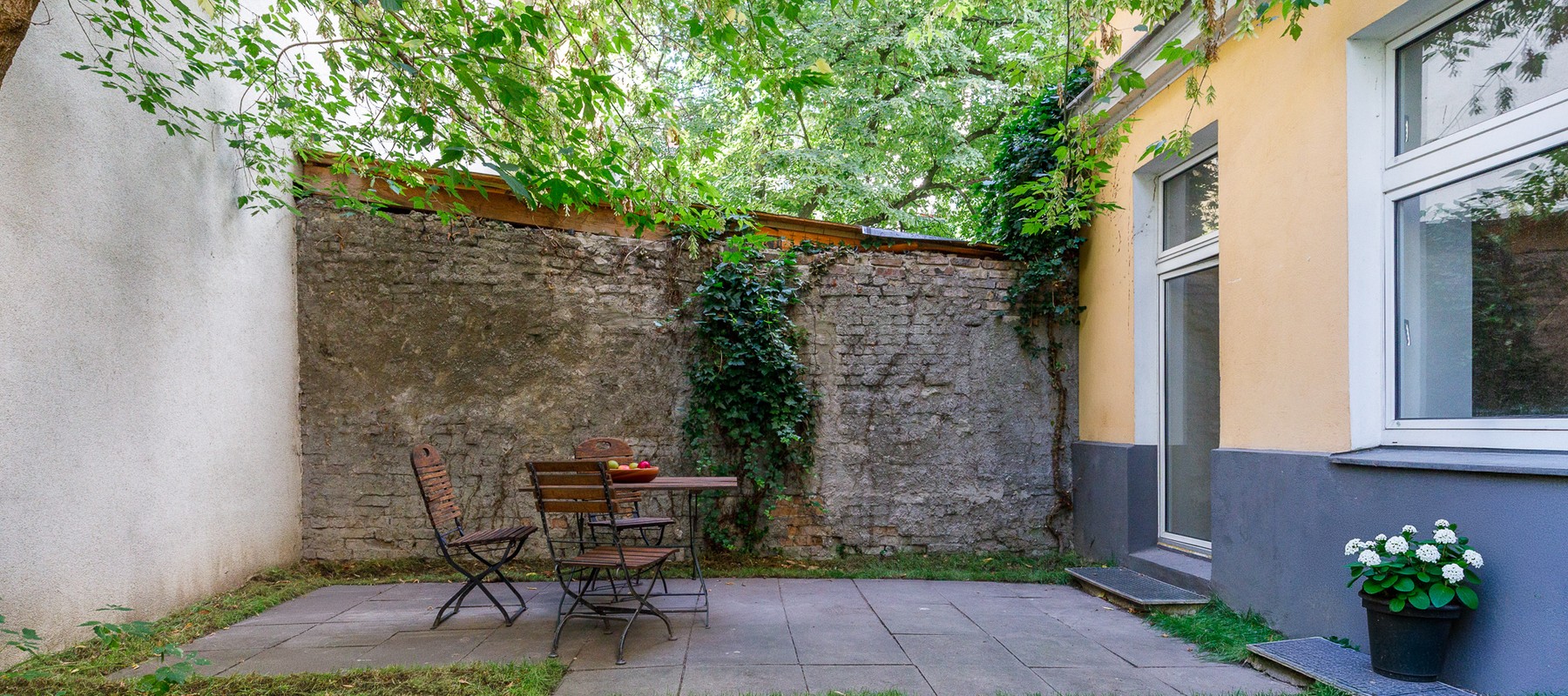 Private garden terrace in quite courtyard setting Private garden terrace in quite courtyard setting