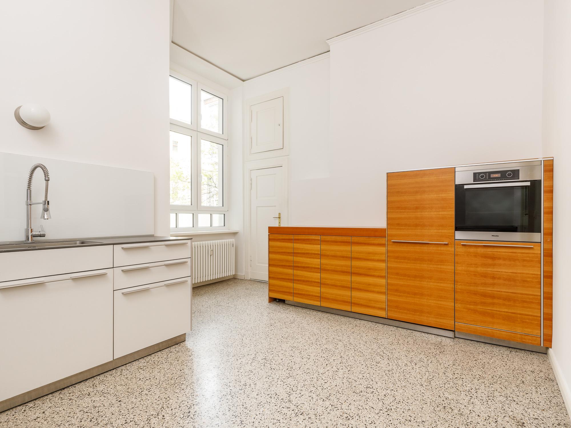 Separater Küchenbereich mit Einbauküche von Bulthaup