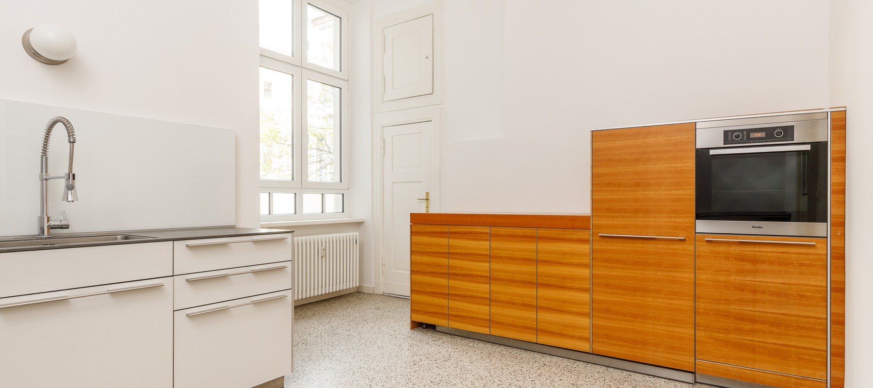 Separater Küchenbereich mit Einbauküche von Bulthaup Separater Küchenbereich mit Einbauküche von Bulthaup