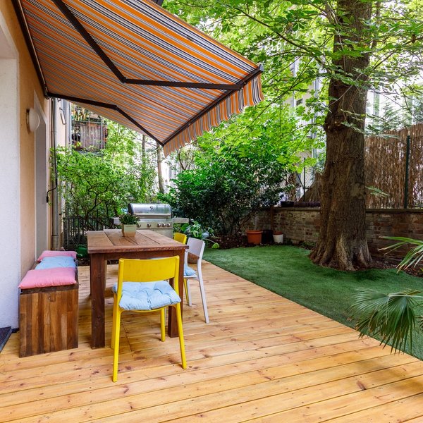 Terrasse Holzdeck Markise Garten