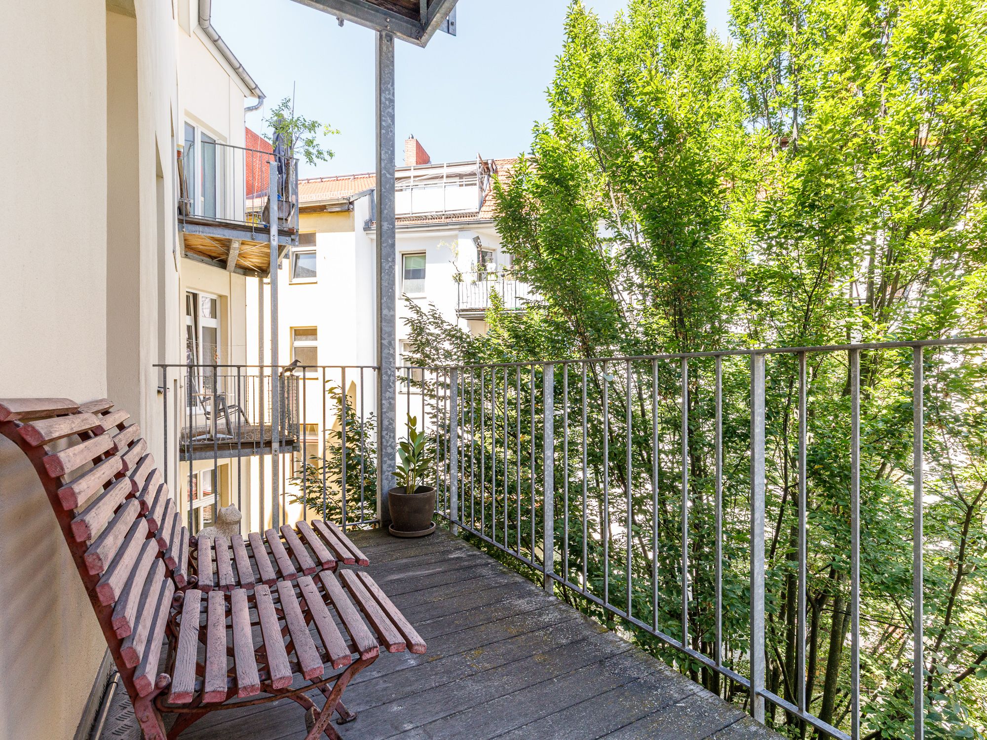 Balkon mit Ausblick in den Innenhof 