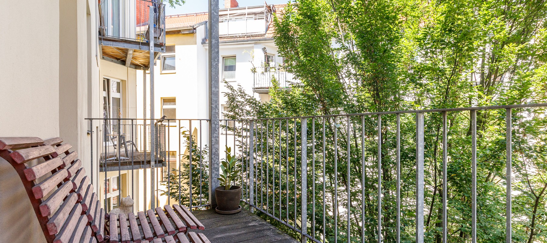 Balkon mit Ausblick in den Innenhof Balkon mit Ausblick in den Innenhof
