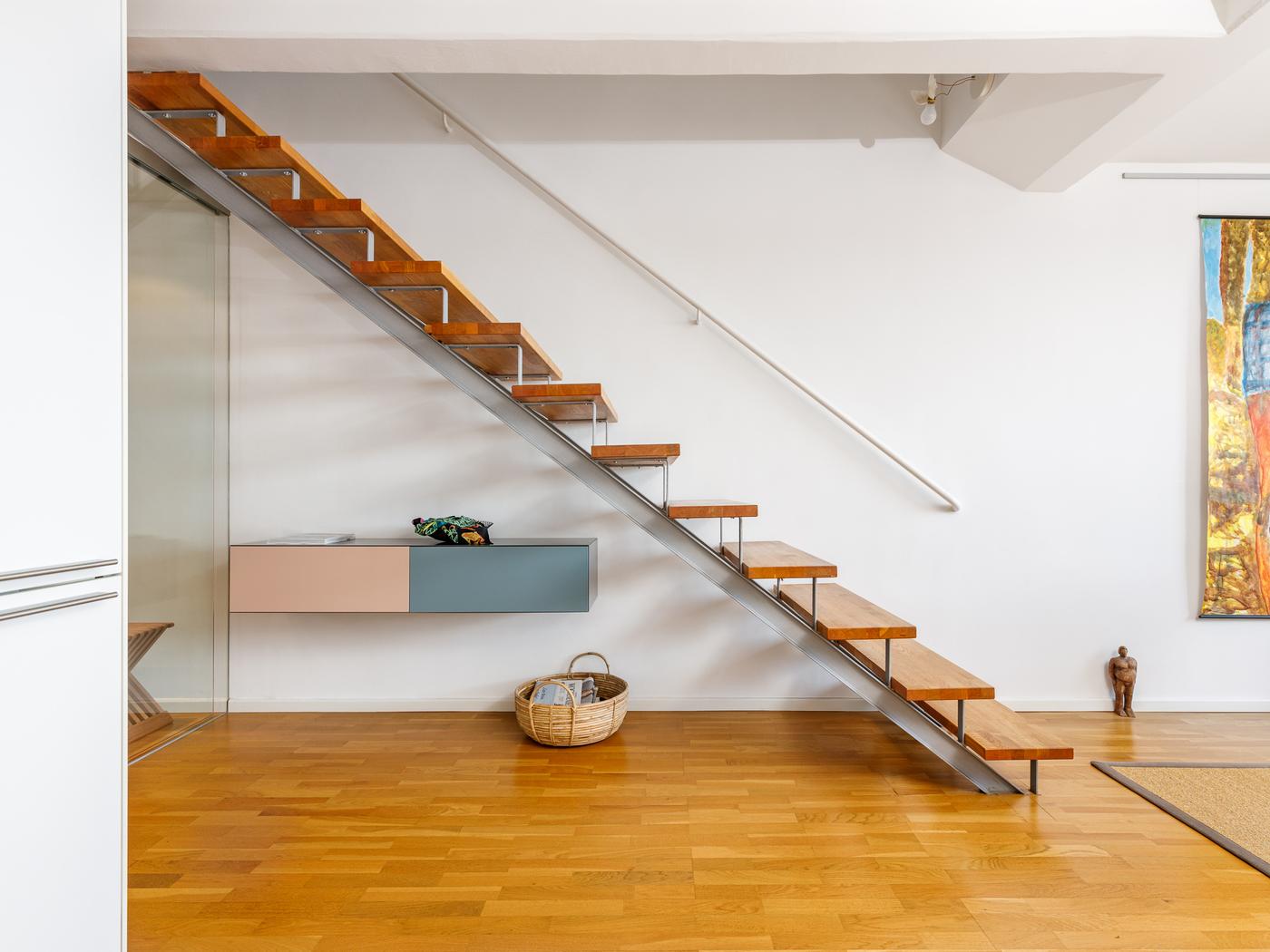 Hochwertige Maisonette mit innenliegender Design-Treppe Hochwertige Maisonette mit innenliegender Design-Treppe