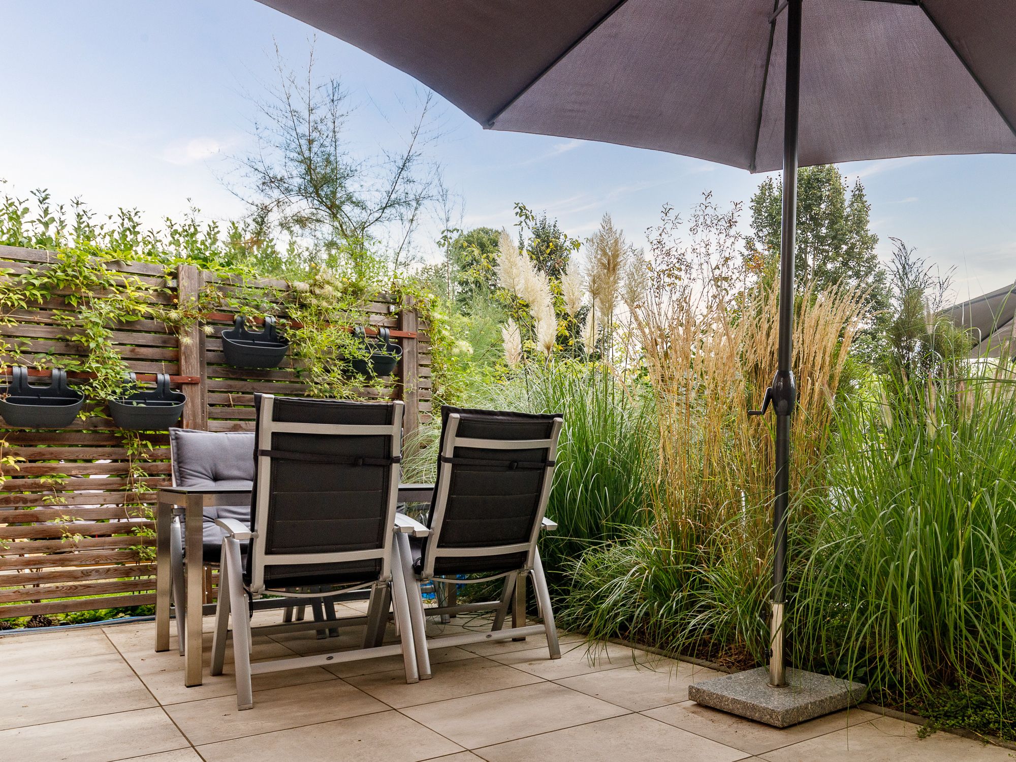 Idyllische Terrasse mit Sichtschutz und viel Privatsphäre