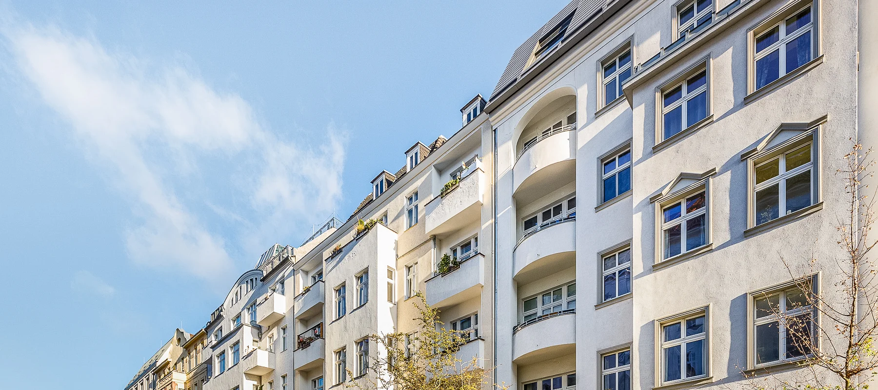 Quietly located apartment in an old building with historical style elements, within walking distance of Lietzensee lake