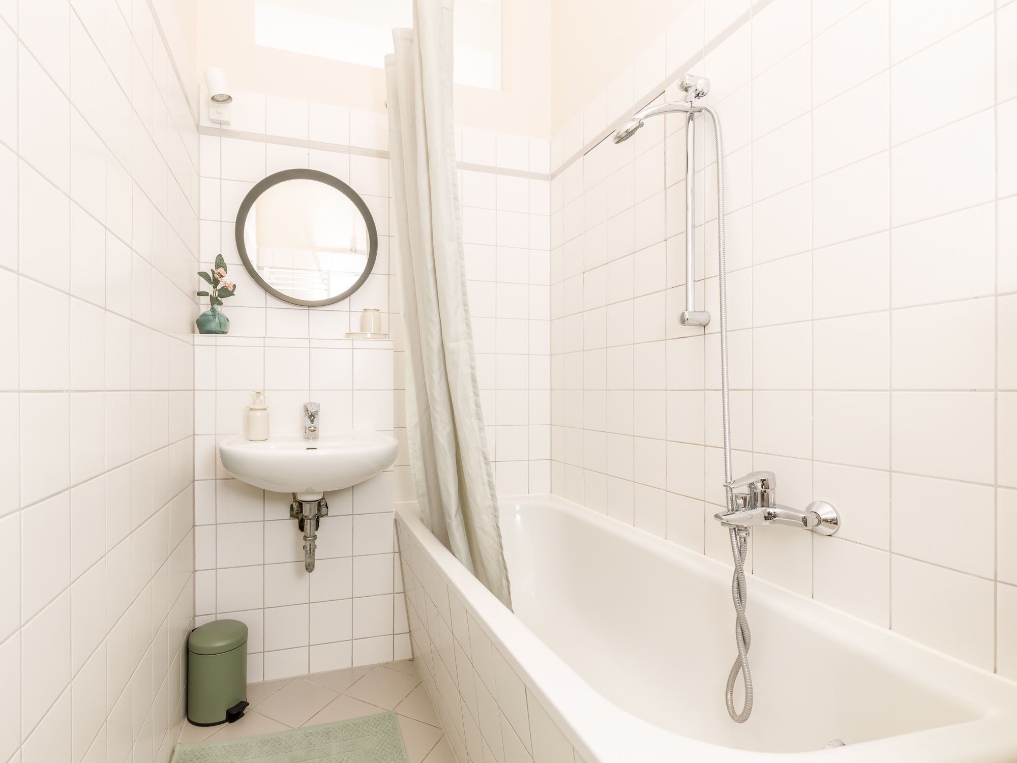 Tagesbelichtetes Wannenbad mit Duschfunktion 