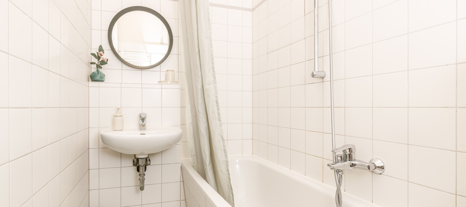 Tagesbelichtetes Wannenbad mit Duschfunktion Tagesbelichtetes Wannenbad mit Duschfunktion