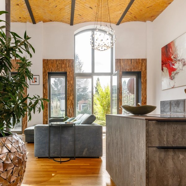 Wohnbereich Küche Sofa Fenster Gewölbedecke