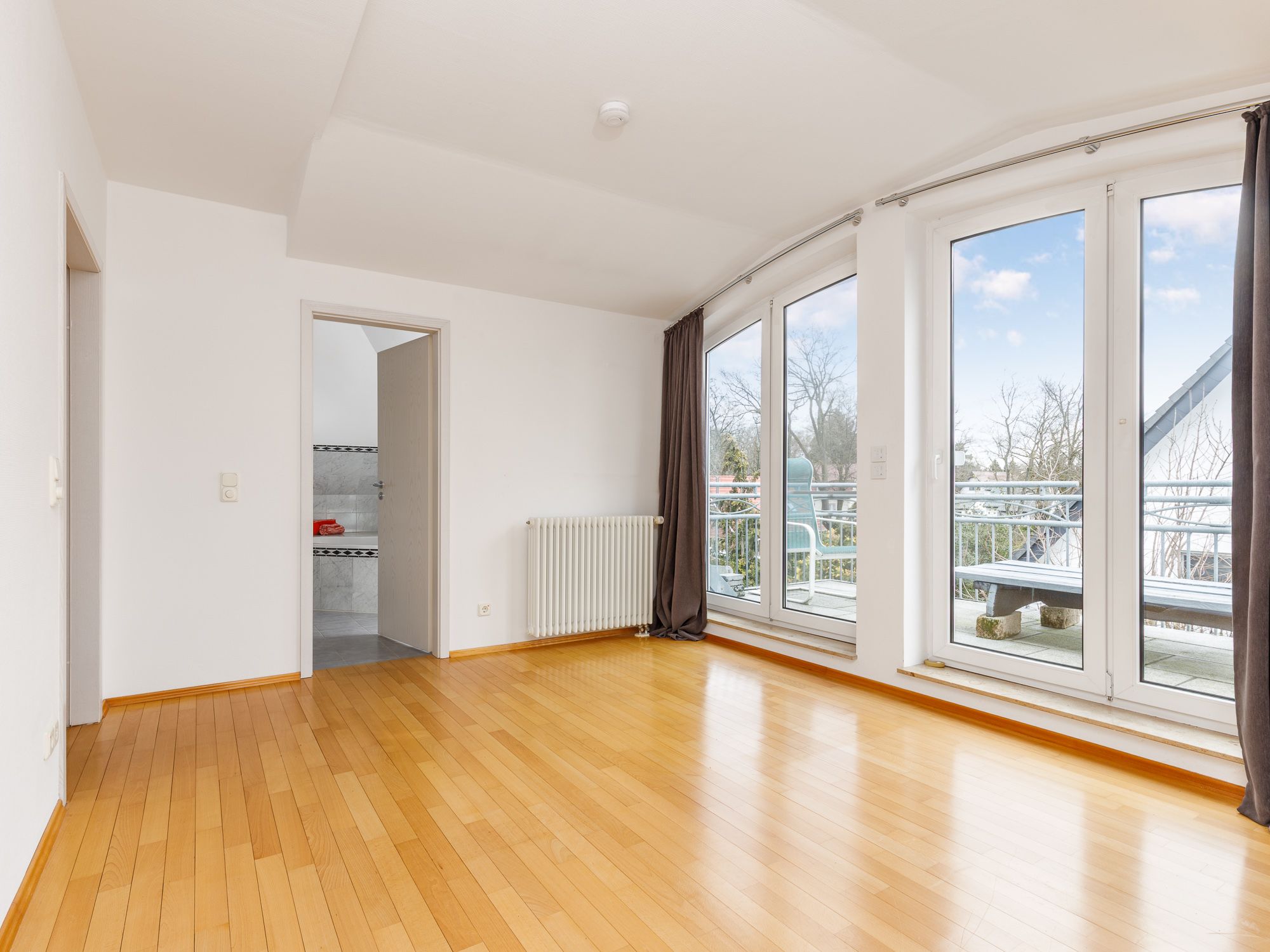 Schlafzimmer mit en suite Bad & Balkon