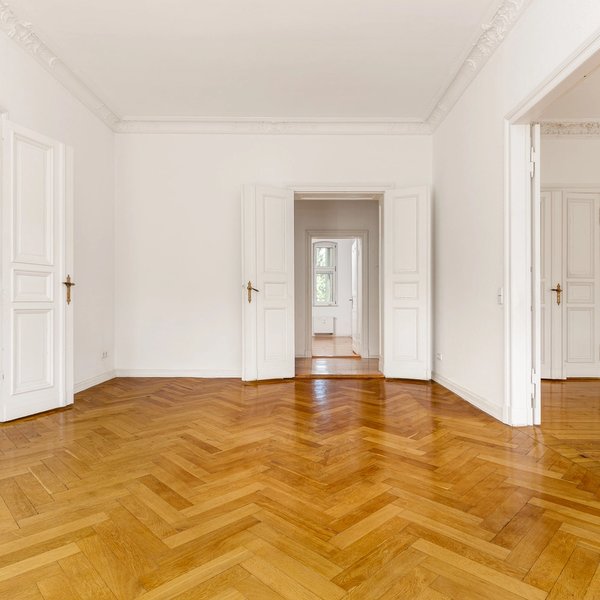 Balkon Altbau Straßenblick Gründerzeitfassade