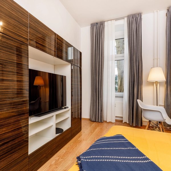 Schlafzimmer Fernseher Schrank Bett Fenster