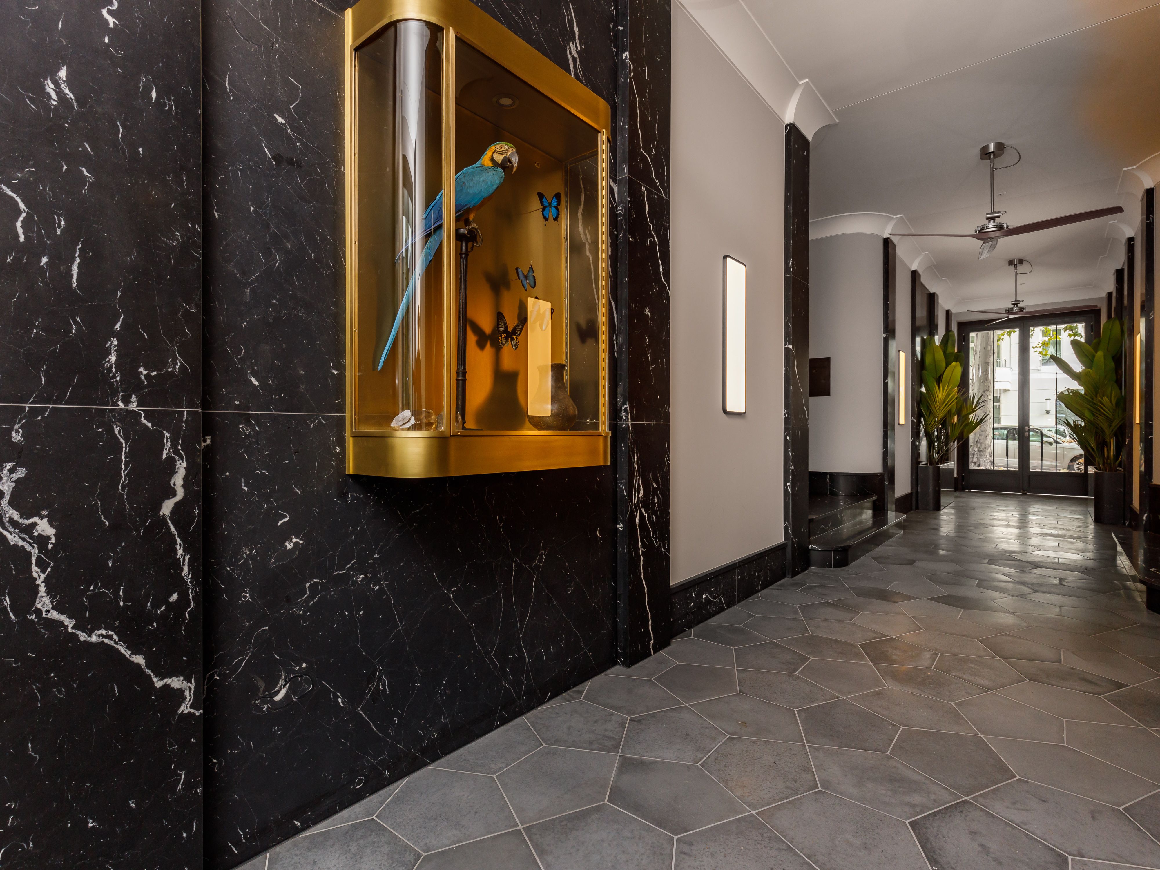 Imposanter Eingangsbereich mit hochwertigen Fliesen und Fahrstuhl