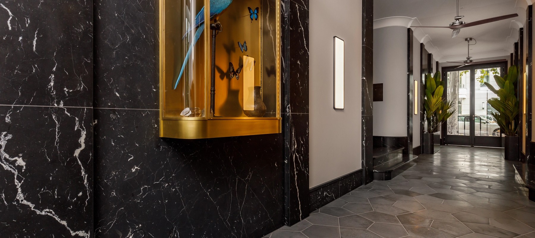 Impressive entrance area with high-quality tiles and lift Impressive entrance area with high-quality tiles and lift