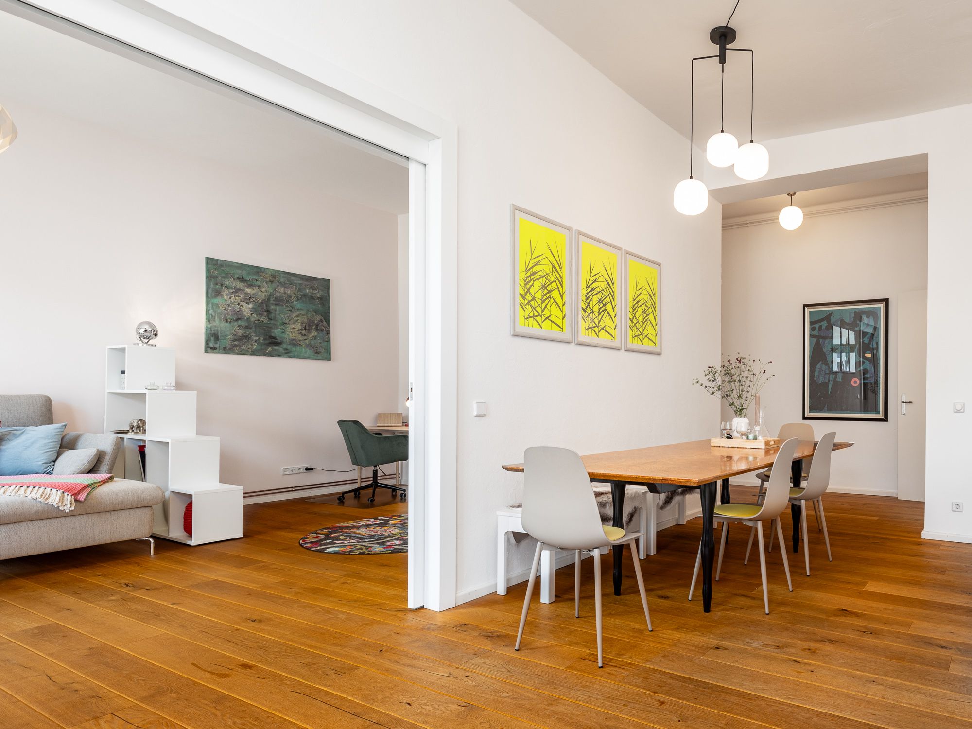 Halb-offener Wohn- & Essbereich mit Balkon