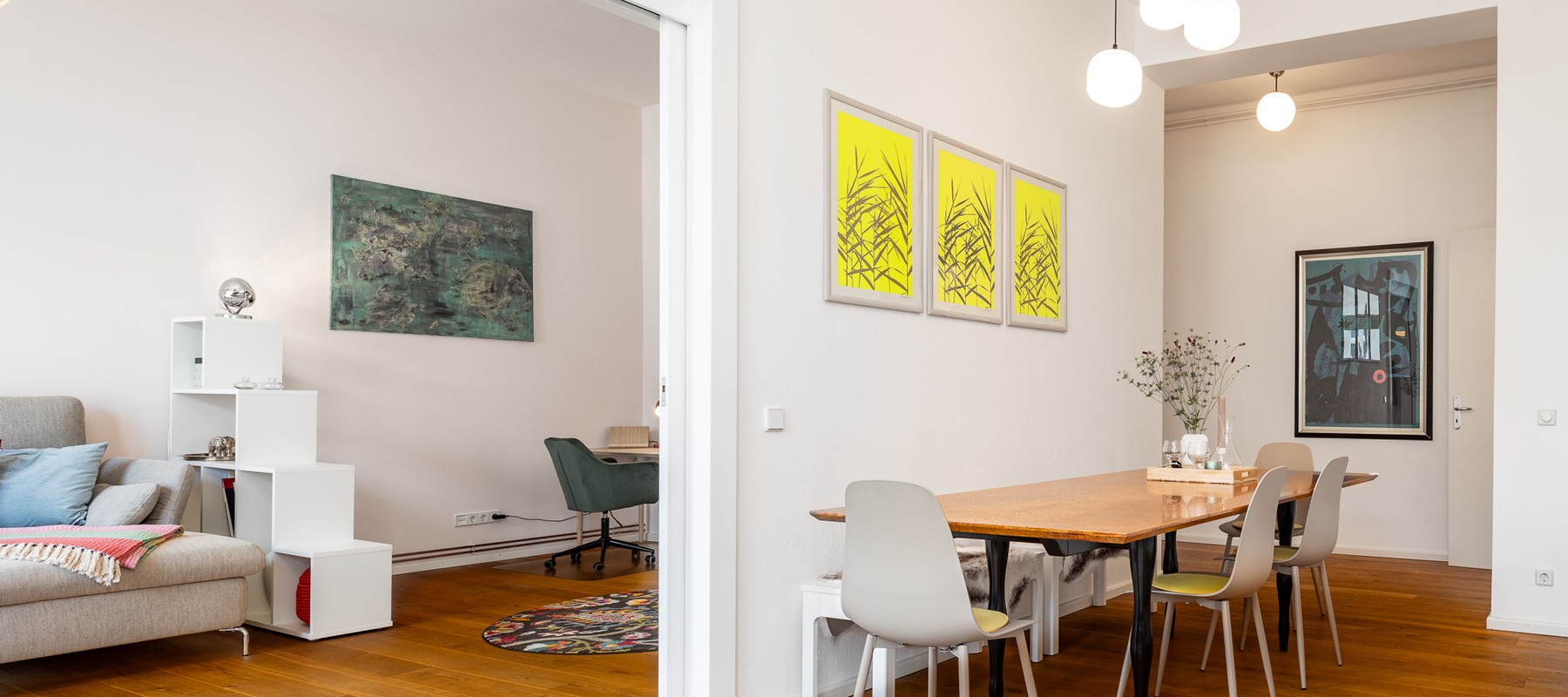 Halb-offener Wohn- & Essbereich mit Balkon Halb-offener Wohn- & Essbereich mit Balkon