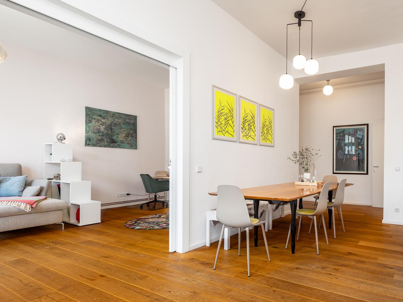 Halb-offener Wohn- & Essbereich mit Balkon Halb-offener Wohn- & Essbereich mit Balkon