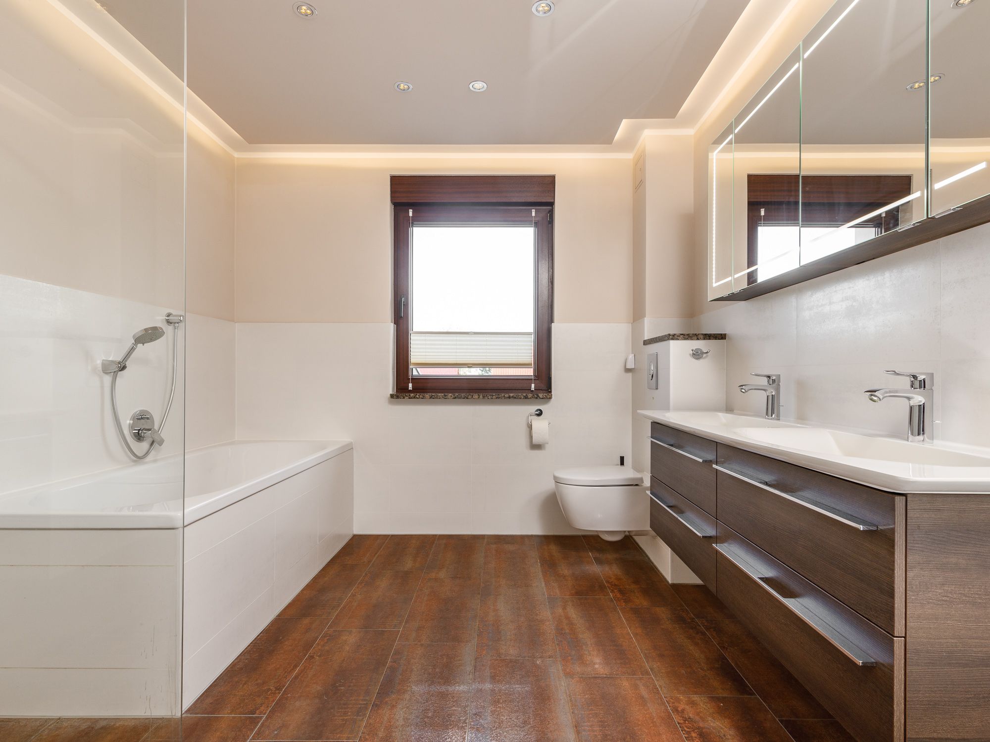 Modernes Vollbad mit separater walk-in Rainshower 