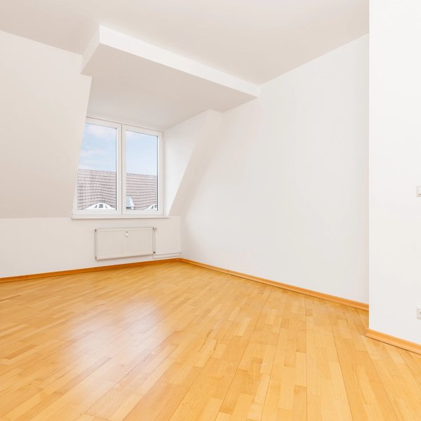 Zimmer Dachschräge Fenster Parkett