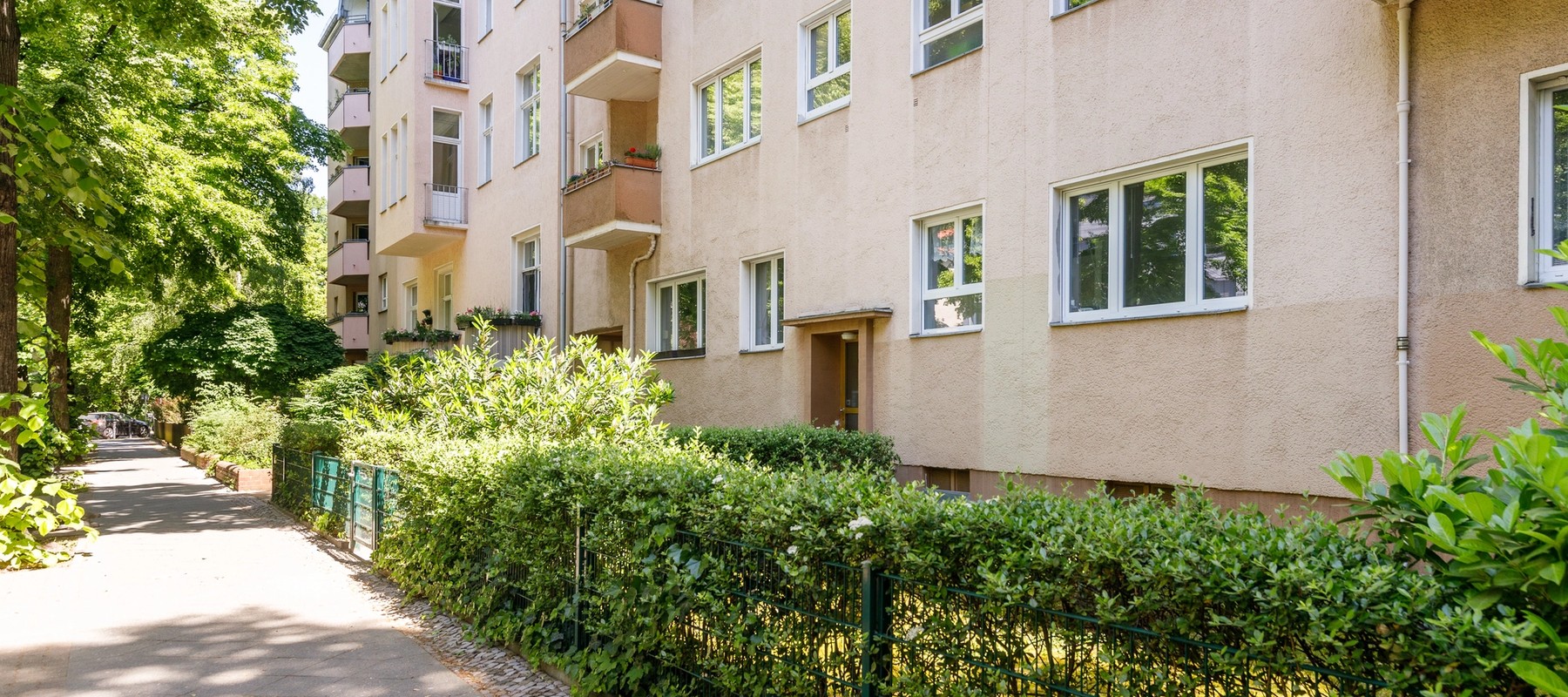 Außenansicht des Wohnhauses mit Begrünung Außenansicht des Wohnhauses mit Begrünung