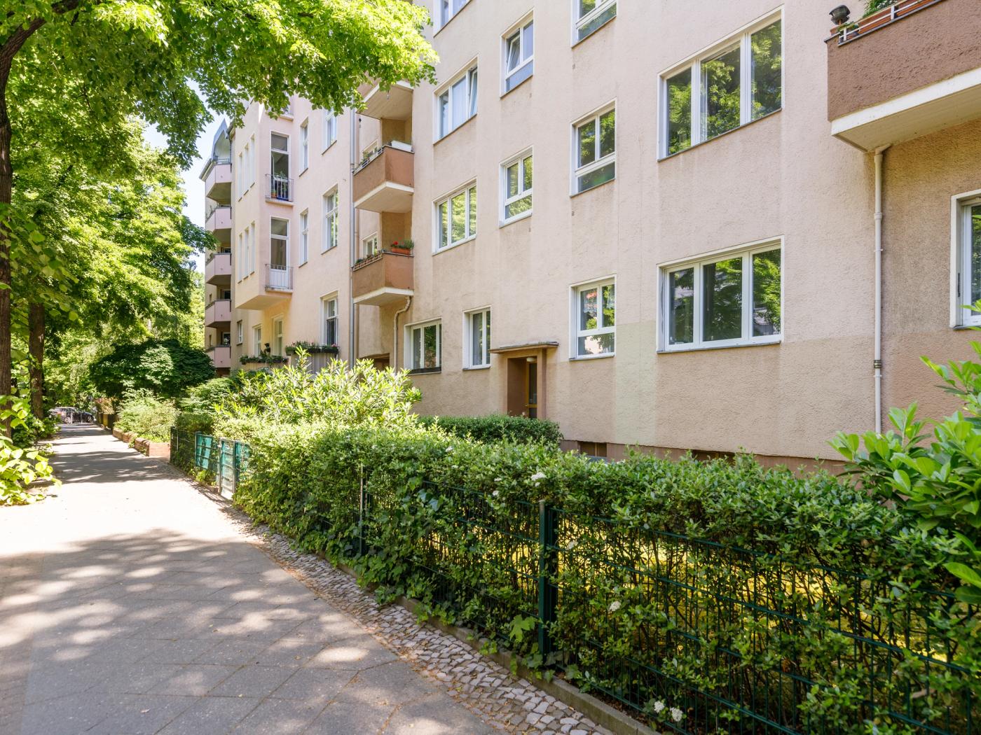 Außenansicht des Wohnhauses mit Begrünung Außenansicht des Wohnhauses mit Begrünung