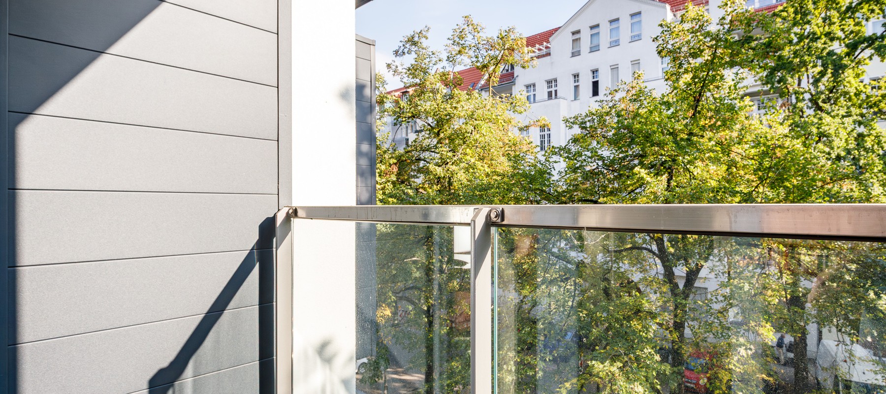 Sonnige Loggia mit Blick in den Güntzelkiez Sonnige Loggia mit Blick in den Güntzelkiez