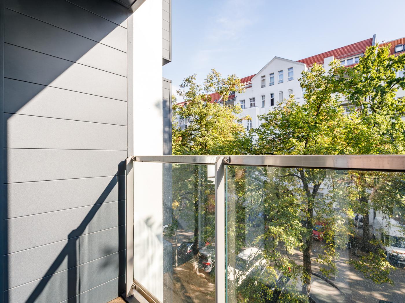 Sonnige Loggia mit Blick in den Güntzelkiez Sonnige Loggia mit Blick in den Güntzelkiez
