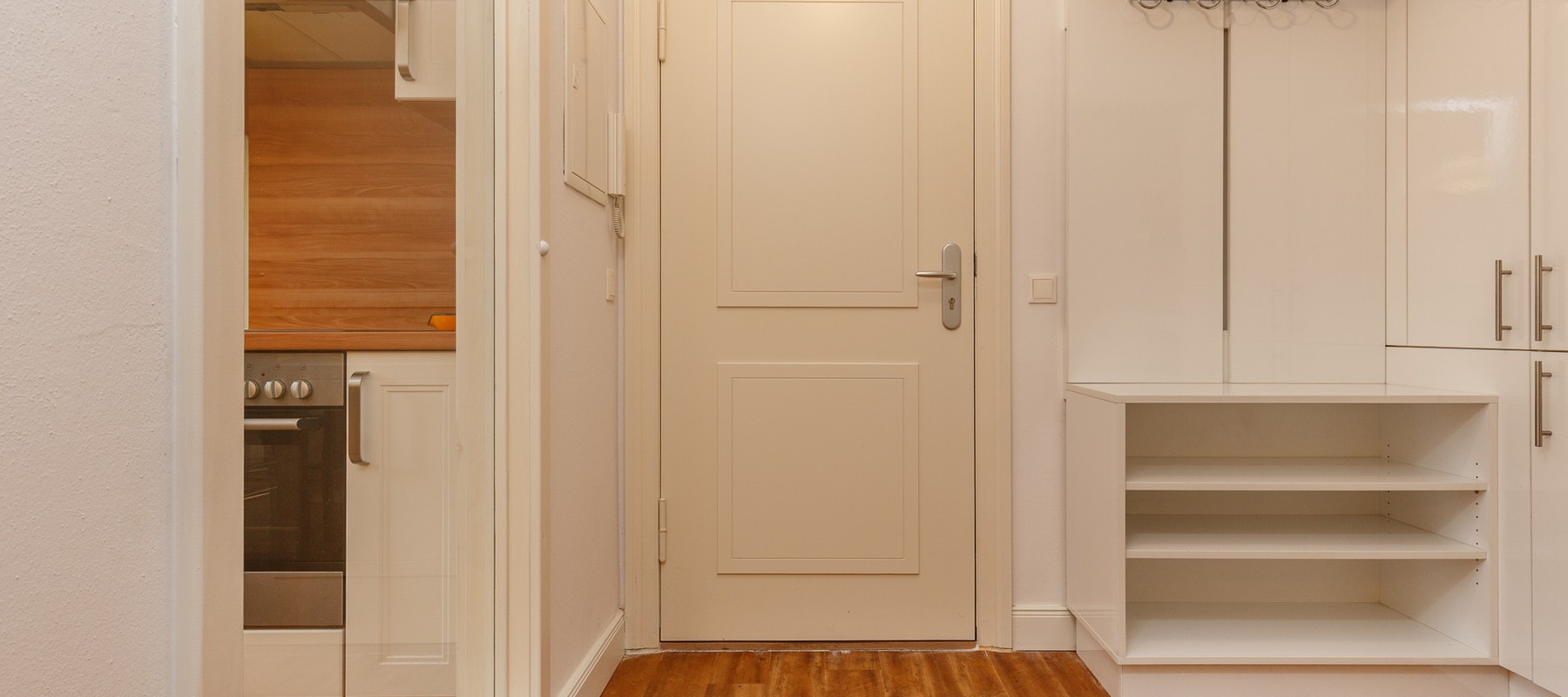 Eingangsbereich mit Flur und Ankleide Eingangsbereich mit Flur und Ankleide