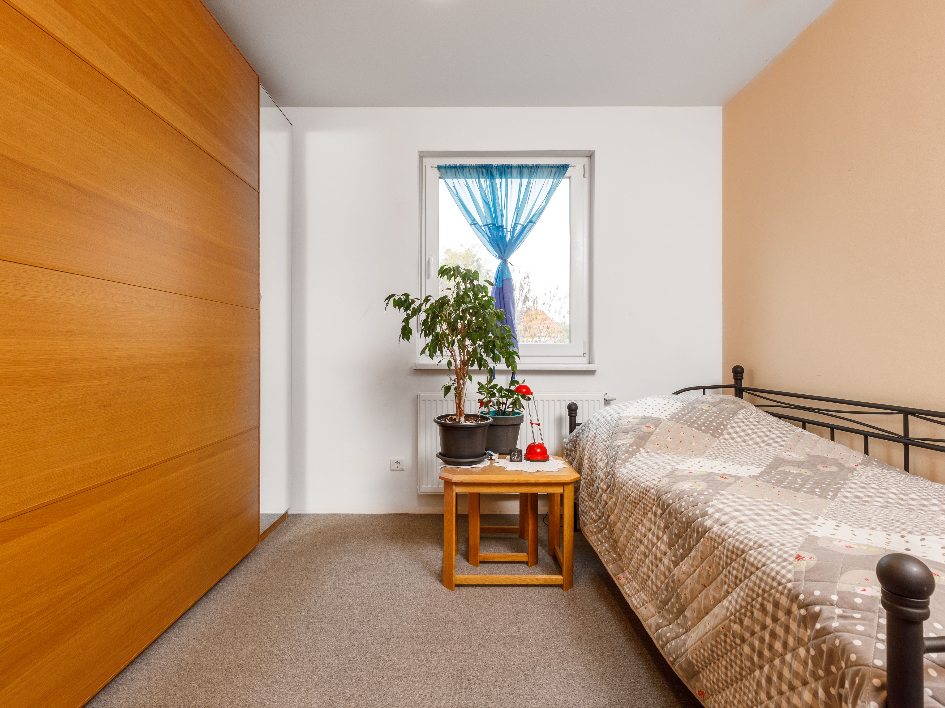 Gästezimmer mit Einbauschrank und Blick in den Garten