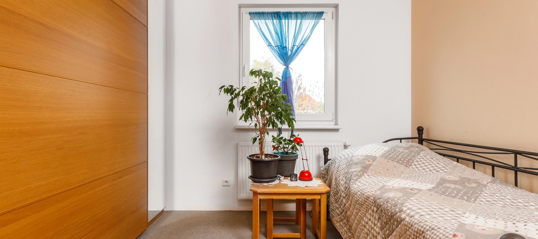 Gästezimmer mit Einbauschrank und Blick in den Garten Gästezimmer mit Einbauschrank und Blick in den Garten
