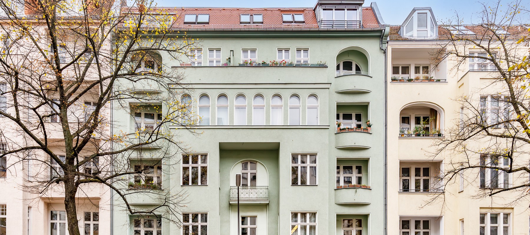 Well-maintained apartment building between Olivaer Platz and Ludwigkirchplatz Well-maintained apartment building between Olivaer Platz and Ludwigkirchplatz