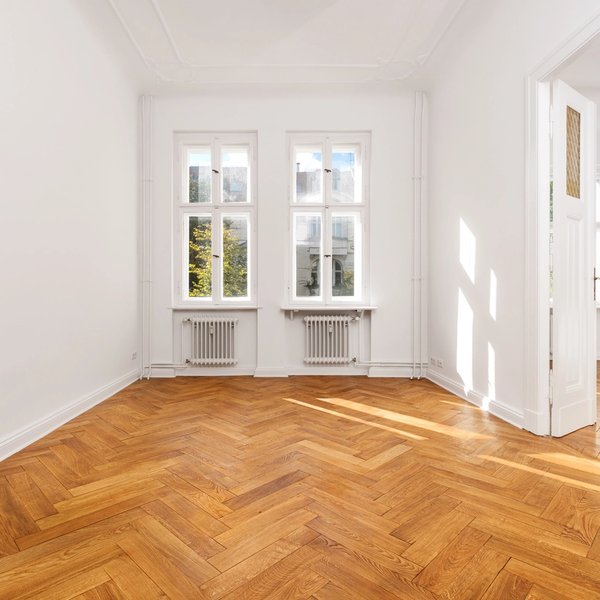 Heller Wohnraum Doppelkastenfenster Fischgrätparkett Stuck