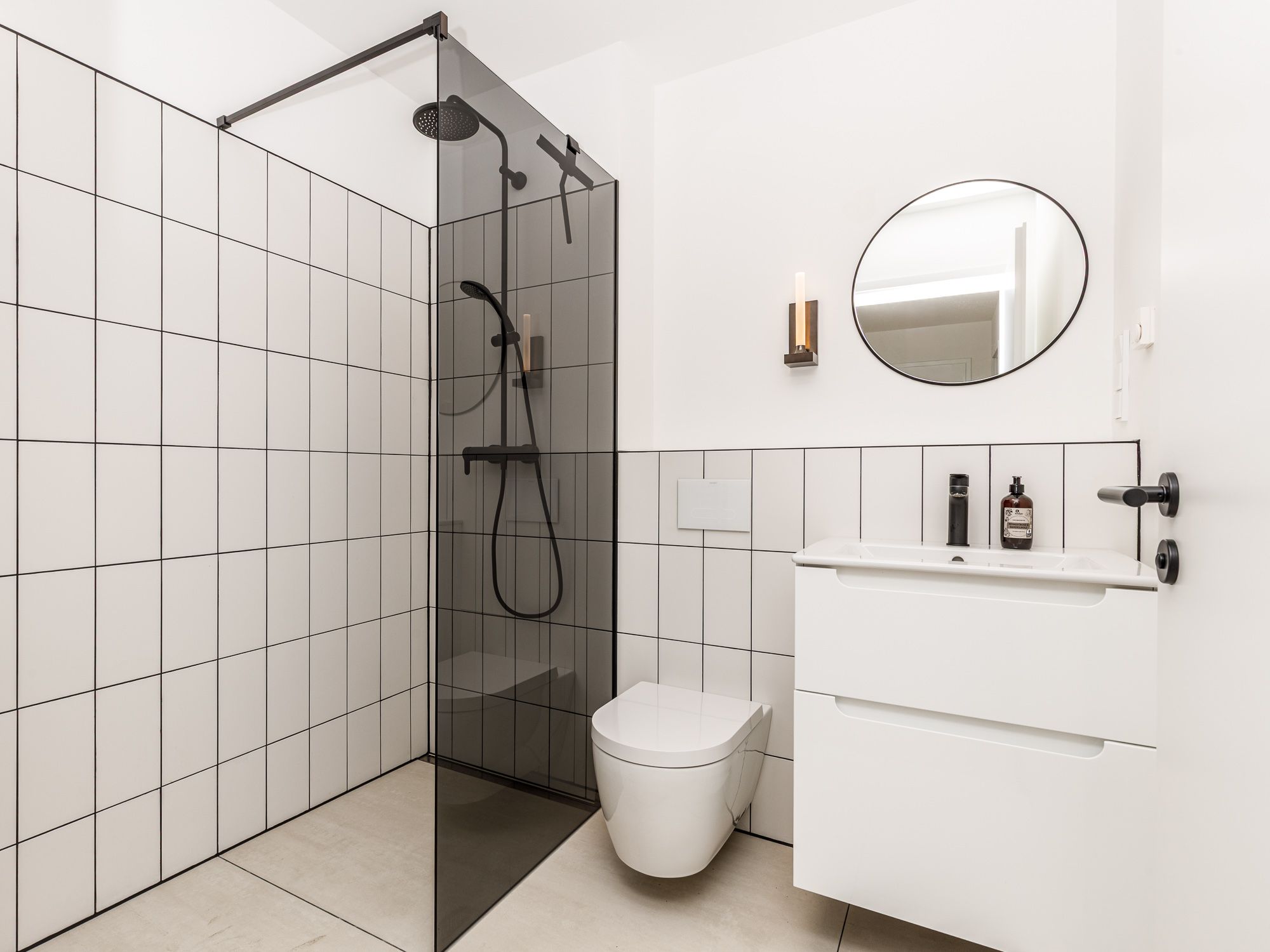 Modernes Duschbad mit walk-in Rainshower 