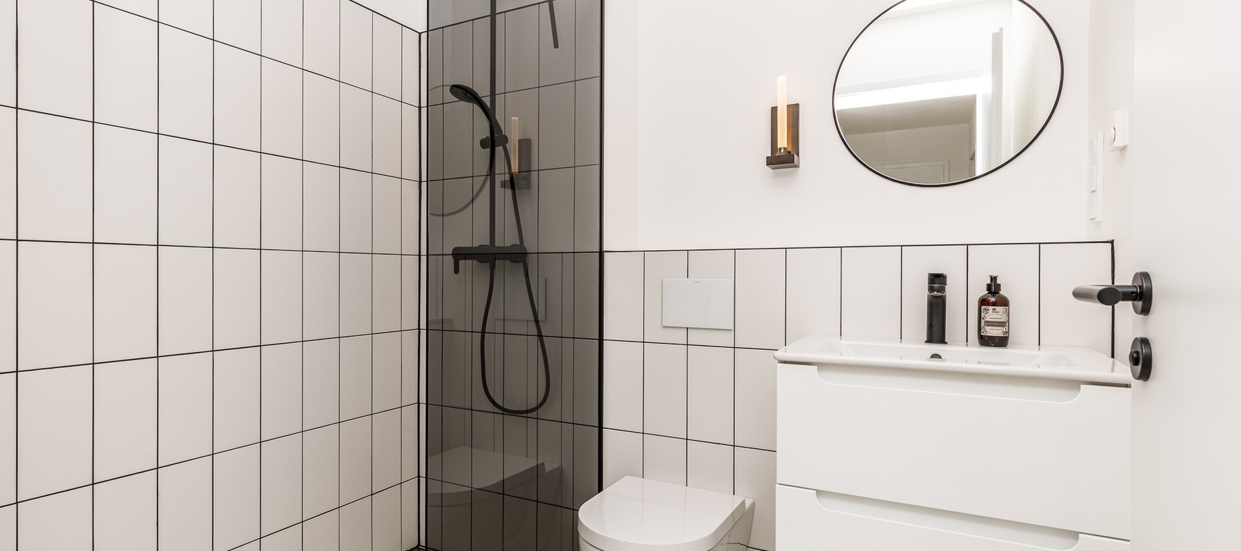 Modernes Duschbad mit walk-in Rainshower Modernes Duschbad mit walk-in Rainshower