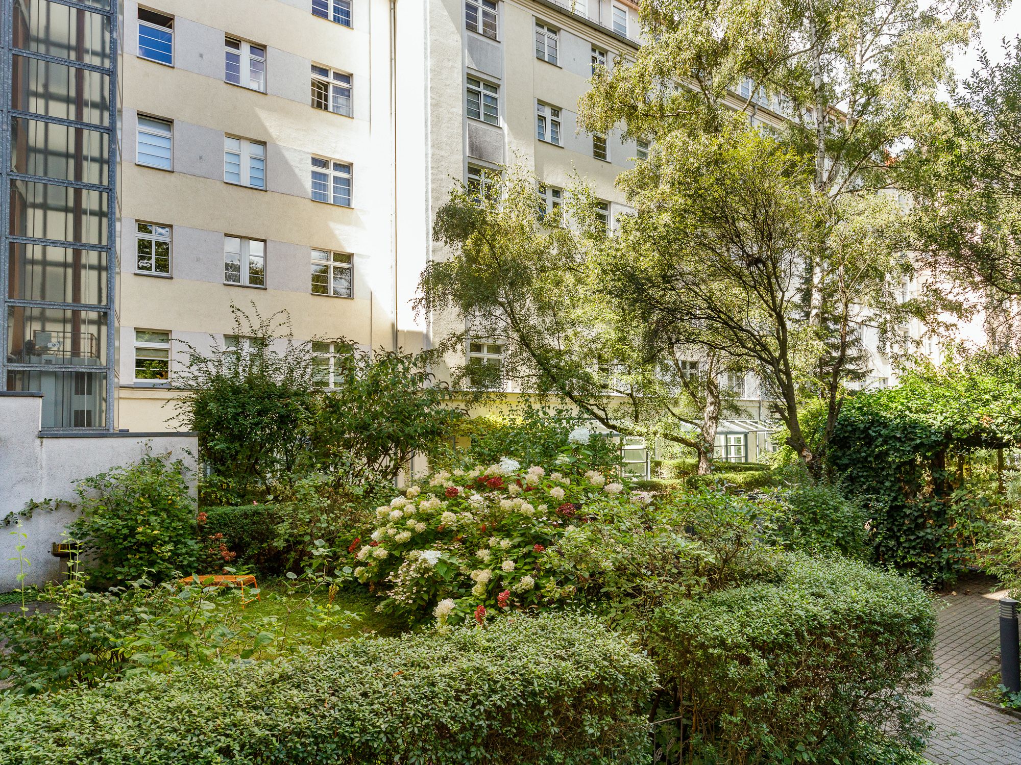 Begrünter Innenhof mit Spielplatz